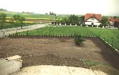 Ein Teil des Zaunes ist fertig und das Braune soll eine Wiese werden